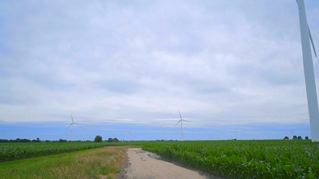 风力发电机。从风力涡轮机到乡村公路绿地