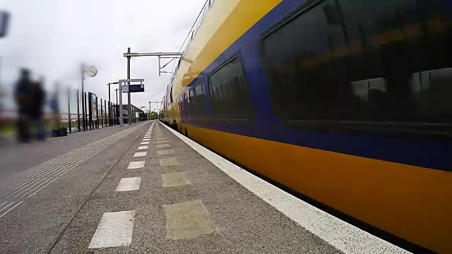高速列車運(yùn)行