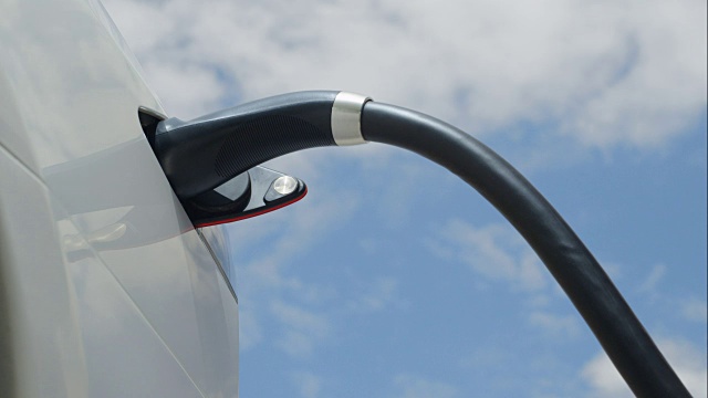 詳情圖-特寫:商人正在充電的白色電動車