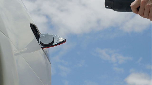 詳情圖-特寫:商人正在充電的白色電動車
