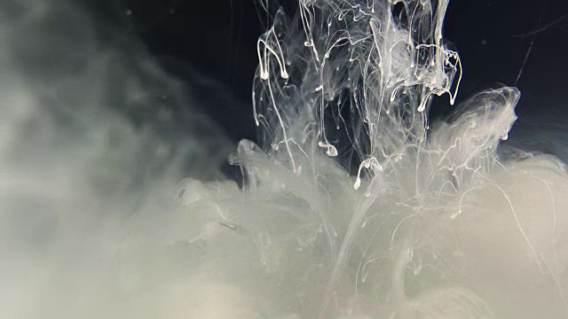 白色大气墨水与缕缕白云