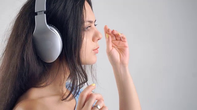 女人戴着耳机听音乐
