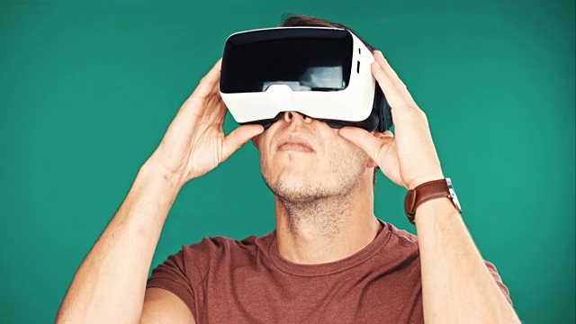 詳情圖-戴著VR眼鏡工作的人