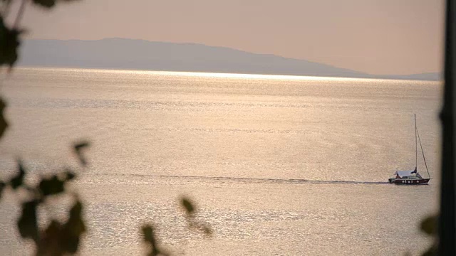 小船在海上漂来漂去。