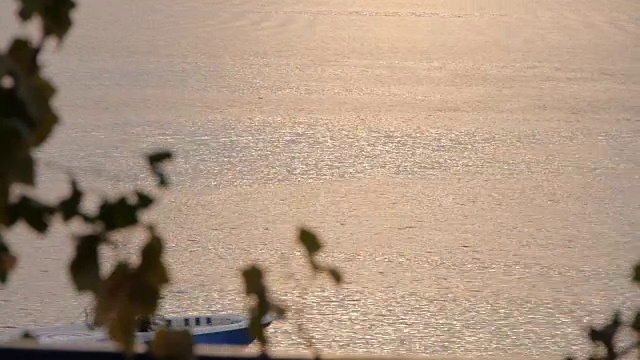 小船在海上漂来漂去。
