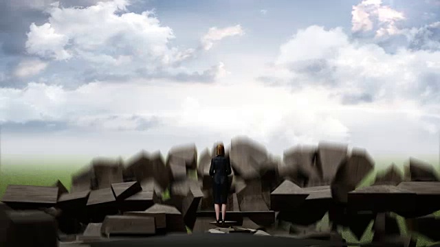 詳情圖-打破混凝土墻。女商人選擇不同的道路。云的天空。