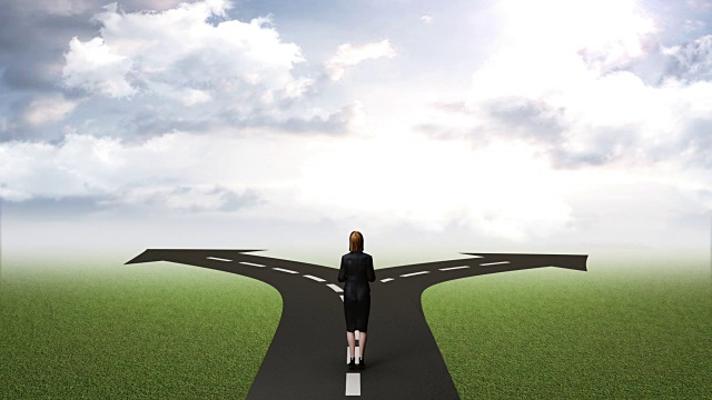 詳情圖-打破混凝土墻。女商人選擇不同的道路。云的天空。