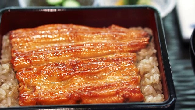 Unagi don，日本高级菜，用特制酱汁腌制的烤海鳗放在米饭上