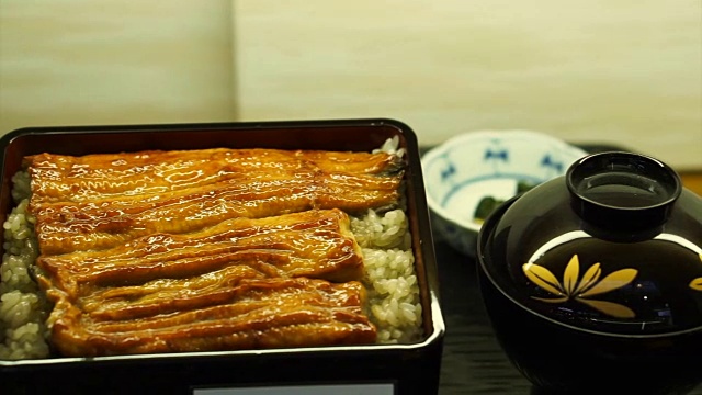 Unagi don，日本高级菜，用特制酱汁腌制的烤海鳗放在米饭上