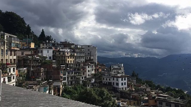 时间流逝:位于高山上的村庄，暴风云快速移动。