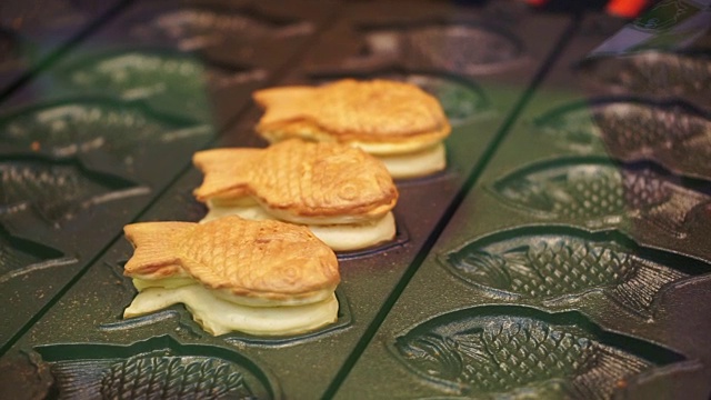 日式传统甜点Taiyaki。鲷鱼形状的煎饼，里面填充红豆或其他东西