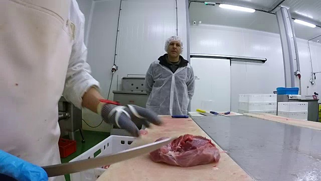 屠夫的手在切鲜肉片