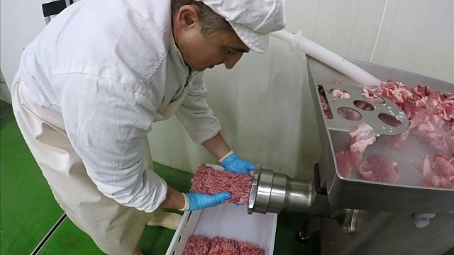 工人用绞肉机绞肉