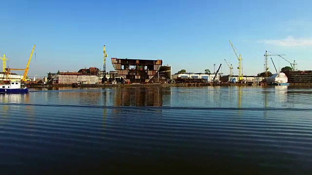 在船厂建筑工地附近的水面上空低空飞行