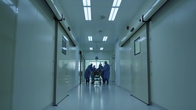 详情图-医院急救小组抬着病人担架穿过医院大厅