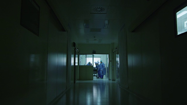 详情图-医院急救小组抬着病人担架穿过医院大厅