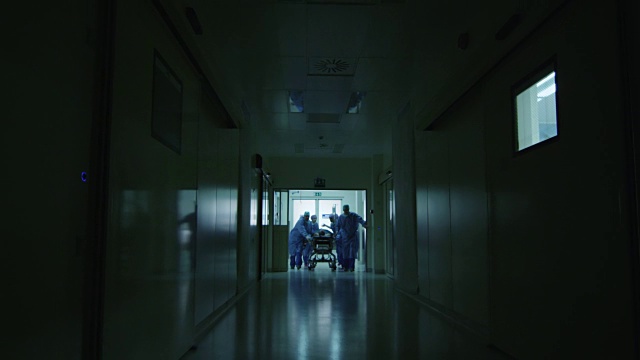 详情图-医院急救小组抬着病人担架穿过医院大厅