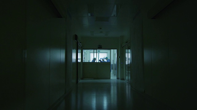 详情图-医院急救小组抬着病人担架穿过医院大厅