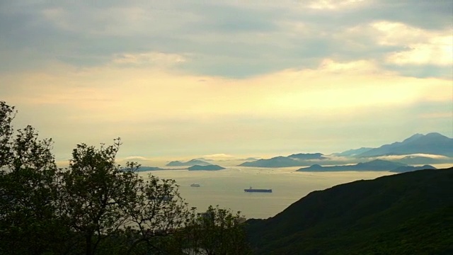 金海湾与山剪影景观。美丽的自然全景