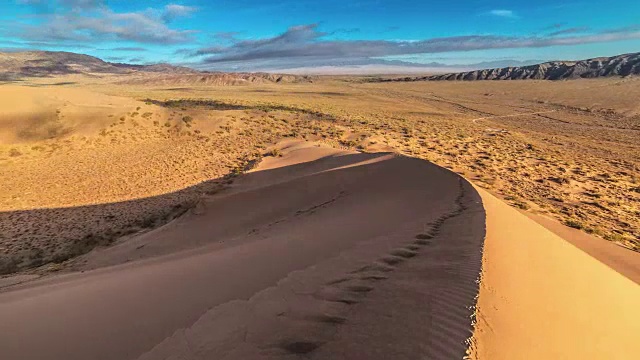 在阿尔金·埃米尔国家公园的一个沙丘顶上有人类脚印