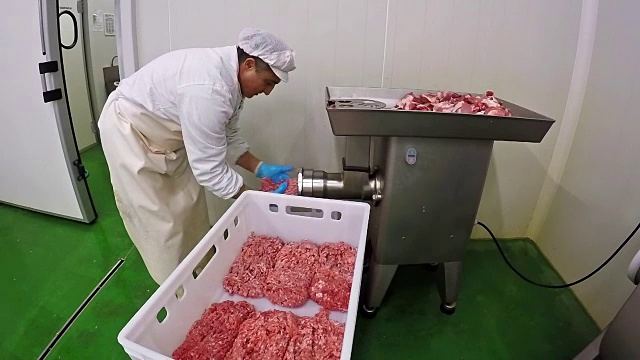 屠夫与工业绞肉机工作