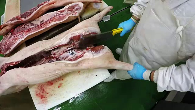 屠夫在屠宰场切猪