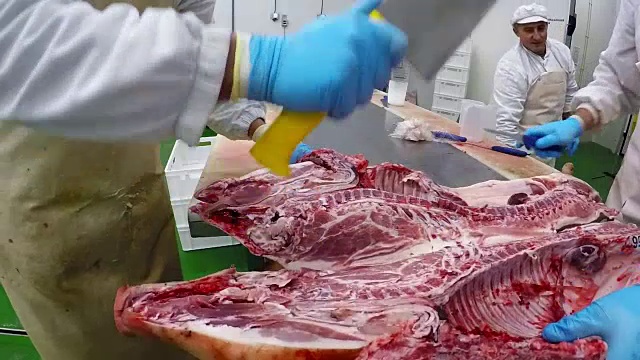 一群屠夫在工作