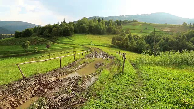 山上有水坑的土路