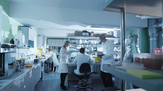 详情图-一组穿着白大褂的科学家在现代实验室里工作的镜头。