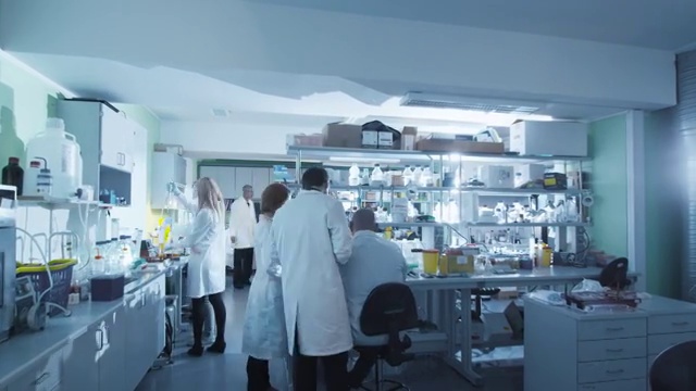 详情图-一组穿着白大褂的科学家在现代实验室里工作的镜头。