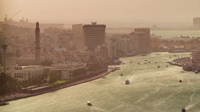 迪拜日落德拉溪水上交通屋顶全景4k时间流逝阿拉伯联合酋长国