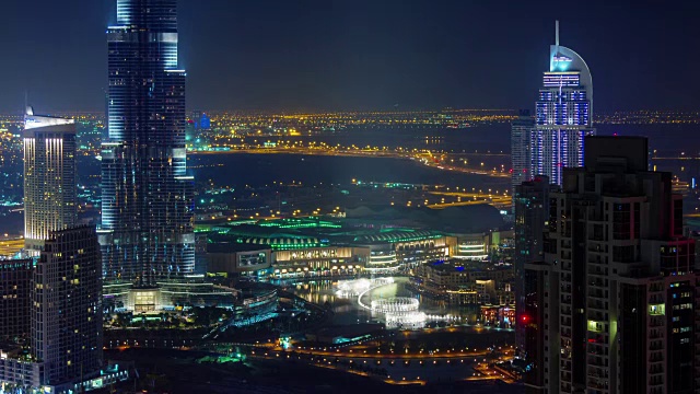 迪拜的夜光屋顶，著名的喷泉全景，4k时间流逝阿拉伯联合酋长国