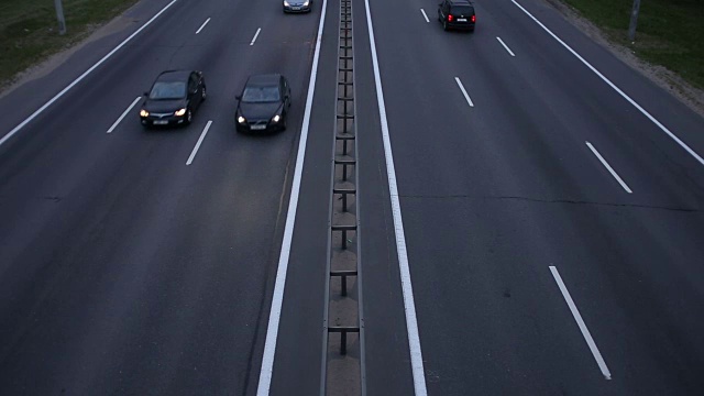 交通繁忙的公路基础设施上的汽车