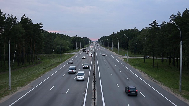 交通繁忙的公路基础设施上的汽车