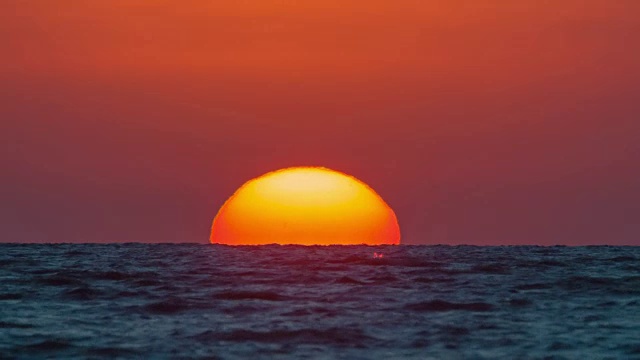 泰国夏日日出海洋近景高清普吉岛
