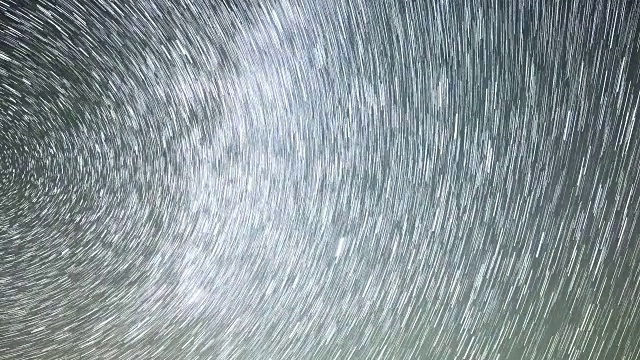 星空宇宙星系在土耳其Kackar山脉高原上延时拍摄。