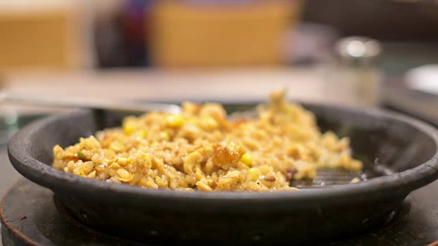 人们在热锅里吃三文鱼日式炒饭，柔焦