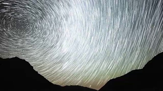 星空宇宙星系在土耳其Kackar山脉高原上延时拍摄。