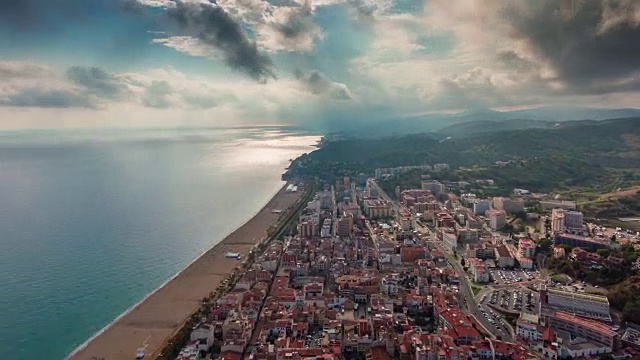 西班牙阳光明媚的一天巴塞罗那城市海湾海滩航拍全景4k时间流逝