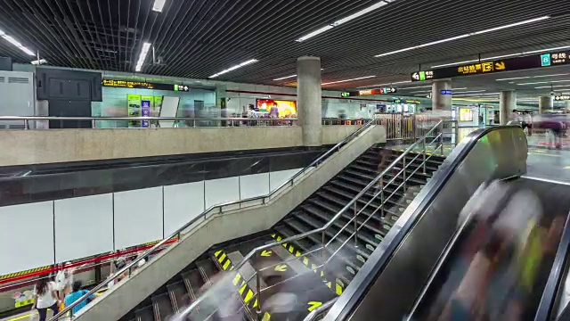 中国上海地铁拥挤扶梯楼梯全景4k时间推移