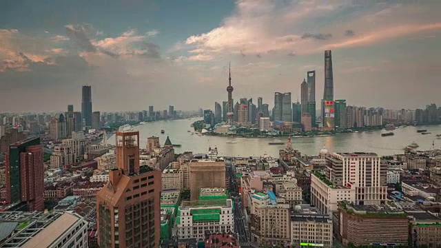 中国日落黄昏上海城市景观著名的海湾屋顶全景4k时间的推移