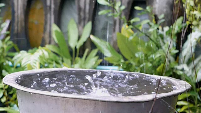 铝盆收集雨水从屋顶下降