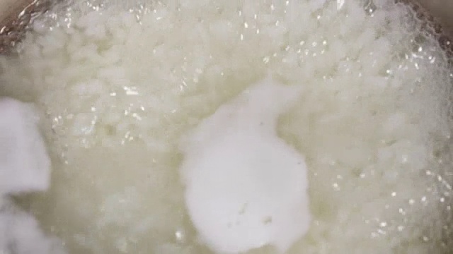 炉子上煮着的一锅饭