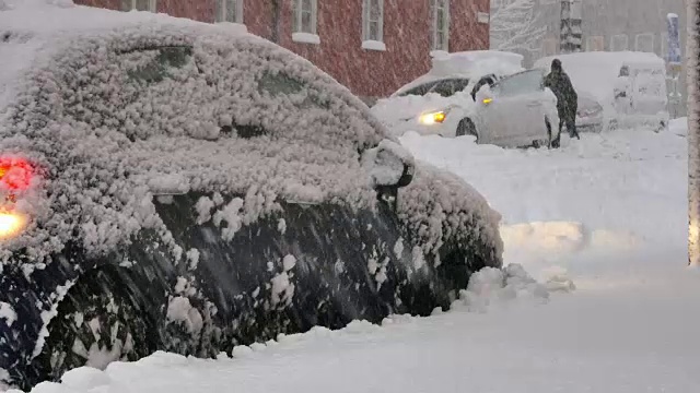 把雪从路上移开