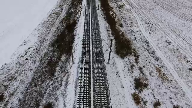 航拍画面，冬天空无一人的铁路。从上面的观点