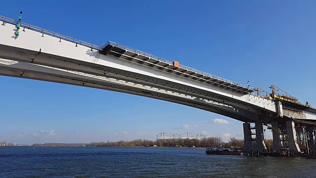 建造横跨这条河的桥。