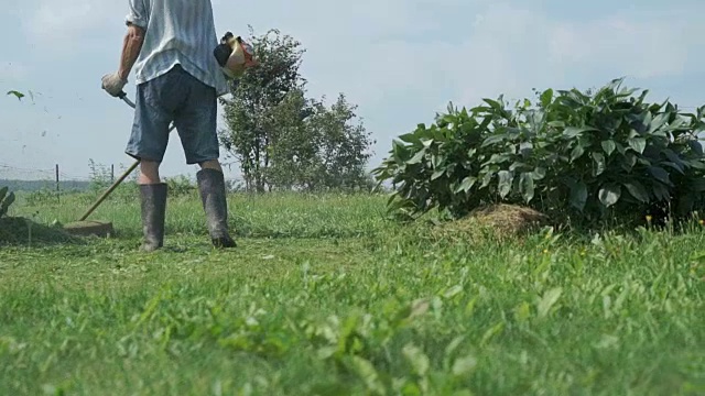 割草机工人在室外割草