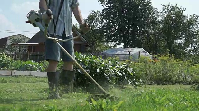 园丁用草坪修剪机修剪草坪