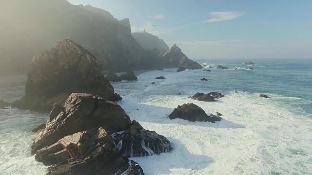 史诗悬崖和海浪视图