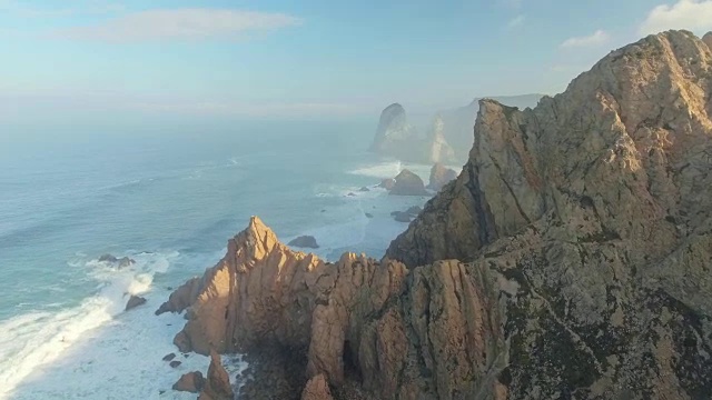 史诗悬崖和海浪视图